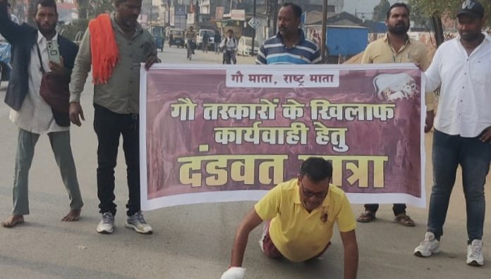 CG NEWS : गो रक्षा के लिए ओमेश बिसेन ने रायपुर में निकला अनोखी दंडवत यात्रा, गो तस्‍करों के खिलाफ कार्रवाई करने IG से की मांग।