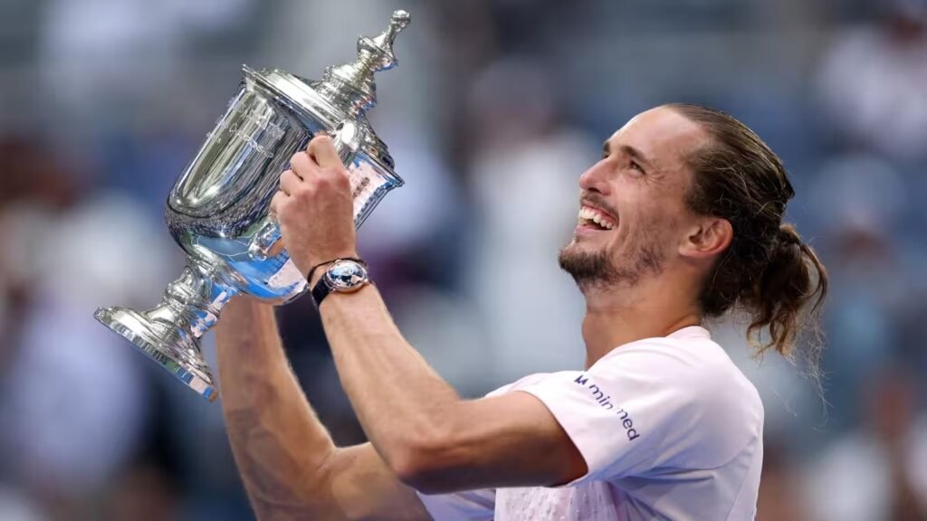 US Open 2026 खिताब जीतने के बाद ट्रॉफी के साथ अलेक्जेंडर ज्वेरेव